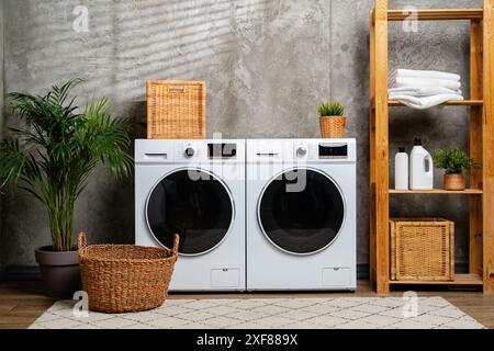 Moderner Wäscheservice mit weißen Waschmaschinen und Grün Stockfoto