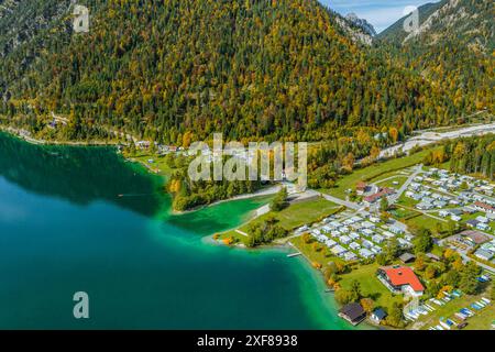 Ausblick auf den herrlich in den Tiroler Alpen gelegen Plansee im Naturpark Reutte der östliche Teil des Plansees in Tirol aus der Luft Reutte Planse Stockfoto