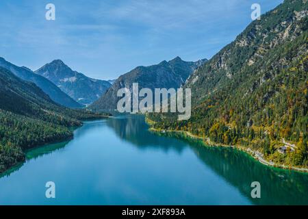 Ausblick auf den herrlich in den Tiroler Alpen gelegen Plansee im Naturpark Reutte der östliche Teil des Plansees in Tirol aus der Luft Reutte Planse Stockfoto