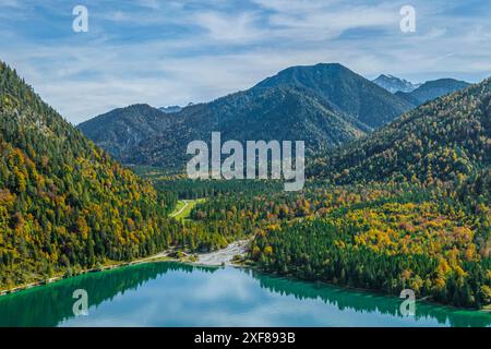 Ausblick auf den herrlich in den Tiroler Alpen gelegen Plansee im Naturpark Reutte der östliche Teil des Plansees in Tirol aus der Luft Reutte Planse Stockfoto