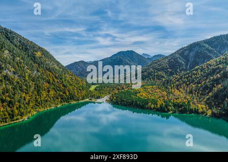 Ausblick auf den herrlich in den Tiroler Alpen gelegen Plansee im Naturpark Reutte der östliche Teil des Plansees in Tirol aus der Luft Reutte Planse Stockfoto
