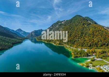 Ausblick auf den herrlich in den Tiroler Alpen gelegen Plansee im Naturpark Reutte der östliche Teil des Plansees in Tirol aus der Luft Reutte Planse Stockfoto