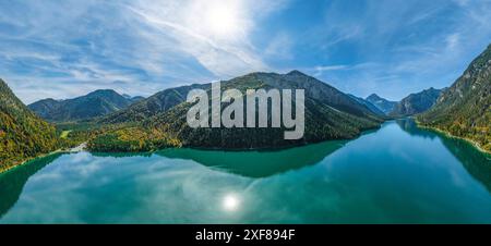 Ausblick auf den herrlich in den Tiroler Alpen gelegen Plansee im Naturpark Reutte der östliche Teil des Plansees in Tirol aus der Luft Reutte Planse Stockfoto