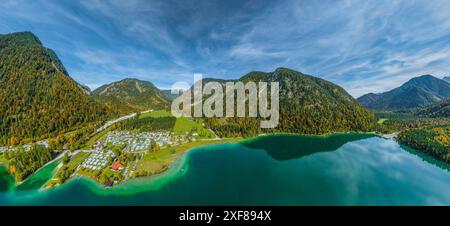 Ausblick auf den herrlich in den Tiroler Alpen gelegen Plansee im Naturpark Reutte der östliche Teil des Plansees in Tirol aus der Luft Reutte Planse Stockfoto