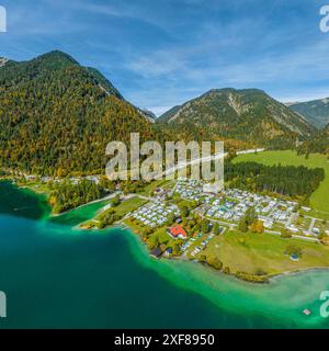 Ausblick auf den herrlich in den Tiroler Alpen gelegen Plansee im Naturpark Reutte der östliche Teil des Plansees in Tirol aus der Luft Reutte Planse Stockfoto