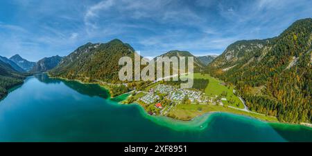 Ausblick auf den herrlich in den Tiroler Alpen gelegen Plansee im Naturpark Reutte der östliche Teil des Plansees in Tirol aus der Luft Reutte Planse Stockfoto