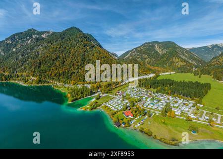 Ausblick auf den herrlich in den Tiroler Alpen gelegen Plansee im Naturpark Reutte der östliche Teil des Plansees in Tirol aus der Luft Reutte Planse Stockfoto