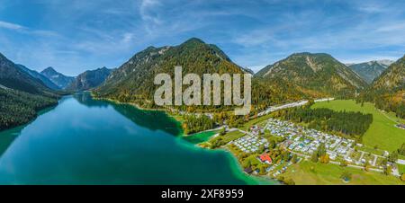 Ausblick auf den herrlich in den Tiroler Alpen gelegen Plansee im Naturpark Reutte der östliche Teil des Plansees in Tirol aus der Luft Reutte Planse Stockfoto