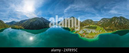 Ausblick auf den herrlich in den Tiroler Alpen gelegen Plansee im Naturpark Reutte der östliche Teil des Plansees in Tirol aus der Luft Reutte Planse Stockfoto