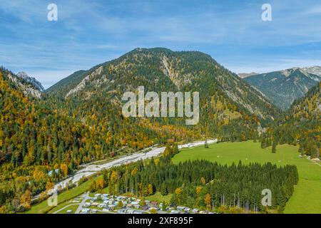 Ausblick auf den herrlich in den Tiroler Alpen gelegen Plansee im Naturpark Reutte der östliche Teil des Plansees in Tirol aus der Luft Reutte Planse Stockfoto
