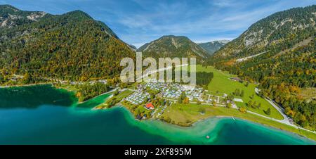 Ausblick auf den herrlich in den Tiroler Alpen gelegen Plansee im Naturpark Reutte der östliche Teil des Plansees in Tirol aus der Luft Reutte Planse Stockfoto