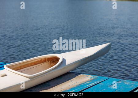 Sportler, die Wasserkajak fahren, Wassersport, Kajak- und Kanufahren, olympische Spiele, Ruderwettbewerbe Stockfoto