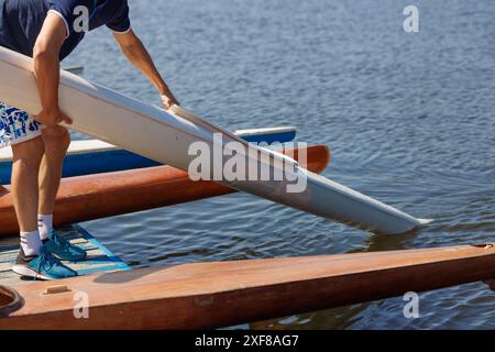 Sportler, die Wasserkajak fahren, Wassersport, Kajak- und Kanufahren, olympische Spiele, Ruderwettbewerbe Stockfoto