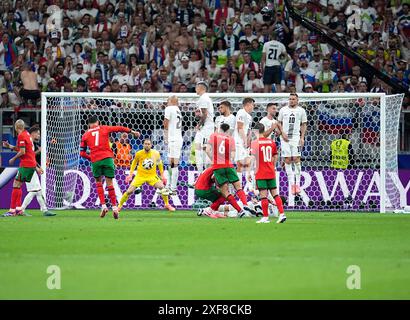 Hessen, Frankfurt, Deutschland. 1. Juli 2024, Hessen, Frankfurt/Main: Fußball: Europameisterschaft, Portugal - Slowenien, Endrunde, Achtelfinale, Frankfurt Arena, Portugals Cristiano Ronaldo (2. von links) schießt einen Freistoß, aber der slowenische Torhüter Jan Oblak (Mitte) rettet ihn. Foto: Uwe Anspach/dpa Credit: dpa Picture Alliance/Alamy Live News Stockfoto