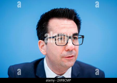 Berlin, Deutschland. Juni 2024. Daniel Botmann, Geschäftsführer des Zentralrats der Juden in Deutschland, fotografierte während einer Pressekonferenz zur Präsentation des Jahresberichts Antisemitische Vorfälle in Deutschland 2023 in Berlin am 25. Juni 2024. Quelle: dpa/Alamy Live News Stockfoto