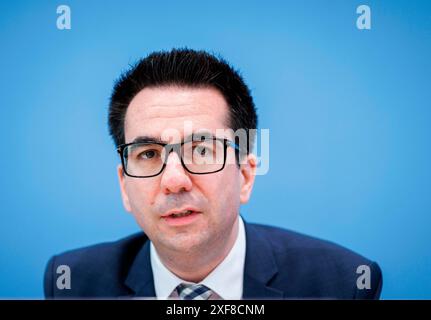 Berlin, Deutschland. Juni 2024. Daniel Botmann, Geschäftsführer des Zentralrats der Juden in Deutschland, nahm auf einer Pressekonferenz den Jahresbericht Antisemitische Vorfälle in Deutschland 2023 in Berlin am 25. Juni 2024 vor. Quelle: dpa/Alamy Live News Stockfoto