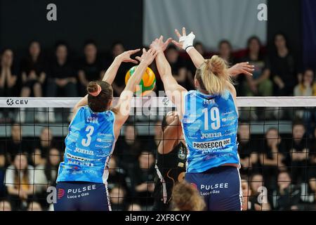 ISTANBUL, TURKIYE - 20. FEBRUAR 2024: Kelsey Robinson-Cook und Sarah Fahr im Kampf gegen Imoco Volley Conegliano CEV Champions League Stockfoto