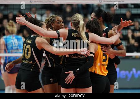 ISTANBUL, TURKIYE - 20. FEBRUAR 2024: Die Vakifbank-Spieler feiern beim Imoco Volley Conegliano CEV Champions League Volley Match in V. Stockfoto