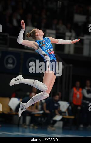 ISTANBUL, TURKIYE - 20. FEBRUAR 2024: Isabelle Haak spielt beim Vakifbank gegen Imoco Volley Conegliano CEV Champions League Volley in Vakifbank Stockfoto