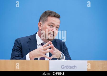 Berlin, Deutschland. Juni 2024. Uli Groetsch, Bundespolizeibeauftragter im Deutschen Bundestag, notierte bei der Präsentation des Berichts des Polizeibeauftragten auf der Bundespressekonferenz in Berlin am 27. Juni 2024. Quelle: dpa/Alamy Live News Stockfoto