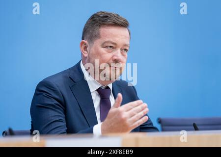 Berlin, Deutschland. Juni 2024. Uli Groetsch, Bundespolizeibeauftragter im Deutschen Bundestag, notierte bei der Präsentation des Berichts des Polizeibeauftragten auf der Bundespressekonferenz in Berlin am 27. Juni 2024. Quelle: dpa/Alamy Live News Stockfoto