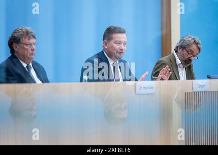 Berlin, Deutschland. Juni 2024. Uli Groetsch, Bundespolizeibeauftragter im Deutschen Bundestag, notierte bei der Präsentation des Berichts des Polizeibeauftragten auf der Bundespressekonferenz in Berlin am 27. Juni 2024. Quelle: dpa/Alamy Live News Stockfoto