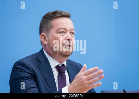 Berlin, Deutschland. Juni 2024. Uli Groetsch, Bundespolizeibeauftragter im Deutschen Bundestag, notierte bei der Präsentation des Berichts des Polizeibeauftragten auf der Bundespressekonferenz in Berlin am 27. Juni 2024. Quelle: dpa/Alamy Live News Stockfoto