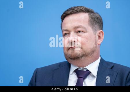 Berlin, Deutschland. Juni 2024. Uli Groetsch, Bundespolizeibeauftragter im Deutschen Bundestag, notierte bei der Präsentation des Berichts des Polizeibeauftragten auf der Bundespressekonferenz in Berlin am 27. Juni 2024. Quelle: dpa/Alamy Live News Stockfoto