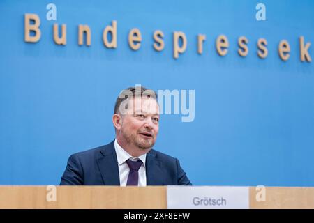 Berlin, Deutschland. Juni 2024. Uli Groetsch, Bundespolizeibeauftragter im Deutschen Bundestag, notierte bei der Präsentation des Berichts des Polizeibeauftragten auf der Bundespressekonferenz in Berlin am 27. Juni 2024. Quelle: dpa/Alamy Live News Stockfoto