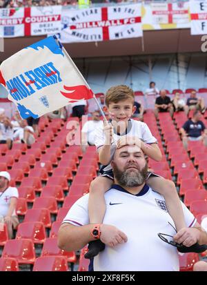 Köln, Deutschland. Juni 2024. firo : 25.06.2024, Fußball: UEFA EURO 2024, EM, Europameisterschaft 2024, Gruppenphase, M29, Match 29, eng, England - SVN, Slowenien 0:0 Fans von England Credit: dpa/Alamy Live News Stockfoto