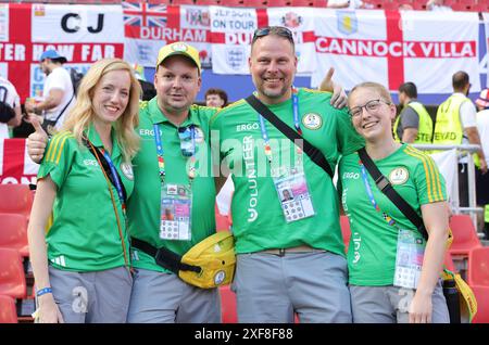 Köln, Deutschland. Juni 2024. firo : 25.06.2024, Fußball: UEFA EURO 2024, EM, Europameisterschaft 2024, Gruppenphase, M29, Match 29, eng, England - SVN, Slowenien 0:0 ERGO Volunteer, Voluntier, Volunteers Credit: dpa/Alamy Live News Stockfoto