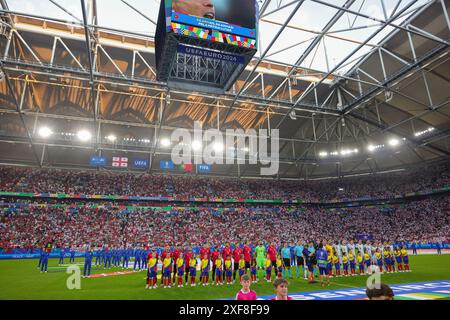 Gelsenkirchen, Deutschland. Juni 2024. firo: 26.06.2024, Fußball: UEFA EURO 2024, EM, Europameisterschaft 2024, Gruppenphase, M35, Spiel 35 Georgien - Portugal 2:0 Aufstellung der Teams während der Nationalhymne im Schalke Arena Stadion Gelsenkirchen Aufstellung der Teams während der Nationalhymne im Schalke Arena Stadion Gelsenkirchen Credit: dpa/Alamy Live News Stockfoto
