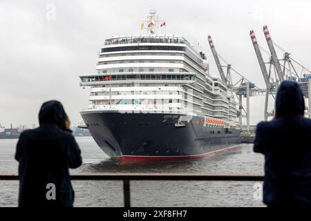 Hamburg, Deutschland. Juli 2024. Das Kreuzfahrtschiff „Queen Anne“ erreicht den Hamburger Hafen bei seiner ersten Fahrt. Das Schiff soll gegen 19:00 Uhr wieder Hamburg verlassen. Quelle: Bodo Marks/dpa/Alamy Live News Stockfoto