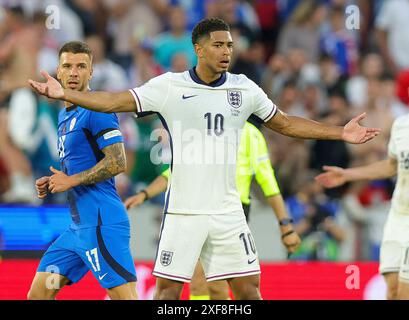 Köln, Deutschland. Juni 2024. firo : 25.06.2024, Fußball: UEFA EURO 2024, EM, Europameisterschaft 2024, Gruppenphase, M29, Match 29, eng, England - SVN, Slowenien Jude Bellingham von England Gesten Credit: dpa/Alamy Live News Stockfoto