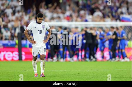 Köln, Deutschland. Juni 2024. firo : 25.06.2024, Fußball: UEFA EURO 2024, EM, Europameisterschaft 2024, Gruppenphase, M29, Match 29, eng, England - SVN, Slowenien 0:0 Jude Bellingham aus England sieht enttäuscht aus Enttäuschung enttäuscht ganze Figur Credit: dpa/Alamy Live News Stockfoto