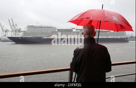 Hamburg, Deutschland. Juli 2024. Das Kreuzfahrtschiff „Queen Anne“ erreicht den Hamburger Hafen bei seiner ersten Fahrt. Das Schiff soll gegen 19:00 Uhr wieder Hamburg verlassen. Quelle: Bodo Marks/dpa/Alamy Live News Stockfoto