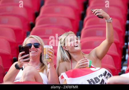 Köln, Deutschland. Juni 2024. firo : 25.06.2024, Fußball: UEFA EURO 2024, EM, Europameisterschaft 2024, Gruppenphase, M29, Match 29, eng, England - SVN, Slowenien Fans von England Fans von England Credit: dpa/Alamy Live News Stockfoto