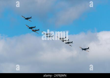 Bildung der RAF Supermarine Spitfire im Zweiten Weltkrieg auf der Sywell Airshow 2024 in Northamptonshire, Großbritannien. Neun klassische Kampfflugzeuge aus dem Zweiten Weltkrieg Stockfoto