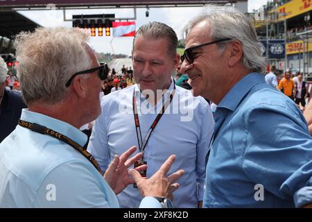 Spielberg, Österreich. Juni 30 2024. Formel 1 Quatar Airlines großer Preis von Österreich am Red Bull Ring, Österreich. Im Bild: Jos Verstappen, Vater von Max, Carlos Sainz, Vater von Carlos Sainz jr. Und Johny Herbert vor dem Start des Rennens in der Startaufstellung © Piotr Zajac/Alamy Live News Stockfoto