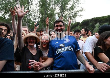 Musikkonzert - DIE LIBERTINES Tour 2024 Fans der Libertines treten während der Tour 2024 im Villa Ada Estate 2024 am 1. Juli 2024 in Rom auf. Rom Villa Ada Festival 2024 Italien Copyright: XDomenicoxCippitellix/xLiveMediax LPM 1429519 Stockfoto