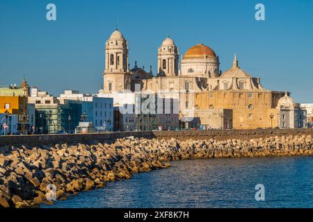 Uferpromenade und Kathedrale, Cadiz, Andalusien, Spanien Stockfoto