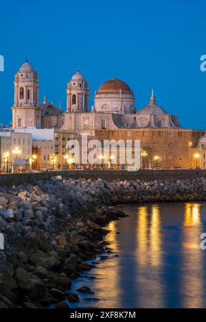 Uferpromenade und Kathedrale, Cadiz, Andalusien, Spanien Stockfoto