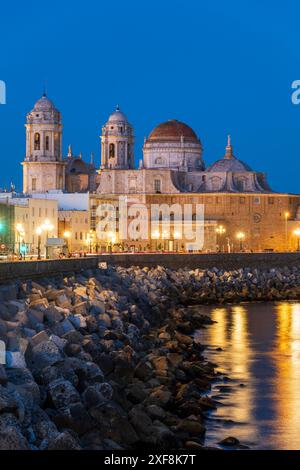 Uferpromenade und Kathedrale, Cadiz, Andalusien, Spanien Stockfoto