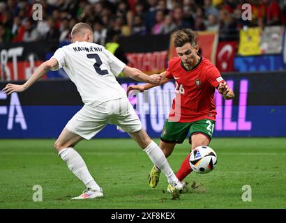 Frankfurt, Deutschland. Juli 2024. Francisco Conceicao (R) aus Portugal streitet am 1. Juli 2024 mit Zan Karnicnik aus Slowenien im Achtelfinale der UEFA Euro 2024 in Frankfurt. Quelle: Ren Pengfei/Xinhua/Alamy Live News Stockfoto