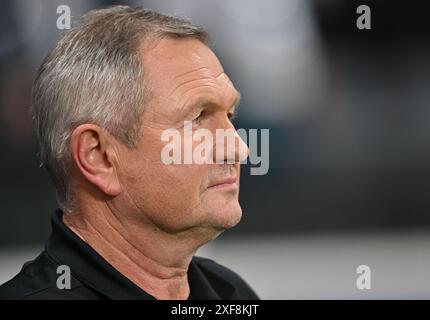 Frankfurt, Deutschland. Juli 2024. Der slowenische Cheftrainer Matjaz Kek ist vor dem Achtelfinale der UEFA Euro 2024 zwischen Portugal und Slowenien am 1. Juli 2024 in Frankfurt zu sehen. Quelle: Ren Pengfei/Xinhua/Alamy Live News Stockfoto