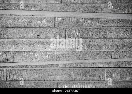 Städtische Steintreppe im Freien mit Rampen, Vorderansicht, abstrakte Architektur, Fotohintergrund. Schwarzweißfoto Stockfoto