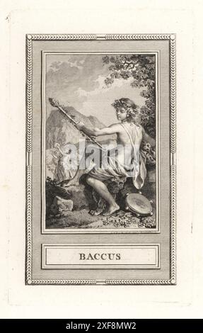 Bacchus oder Dionysius, griechischer Gott des Weins, Festlichkeiten usw. Mit einer Krone aus Weinblättern, thyrsus und Tambourin, die Maenaden tanzen. Kupferstich von Georges Malbeste aus Sylvain Marechals Le Pantheon, ou les Figures de la Fable, Chez Simon, 16 rue Pagevin, Paris, 1787. Stockfoto