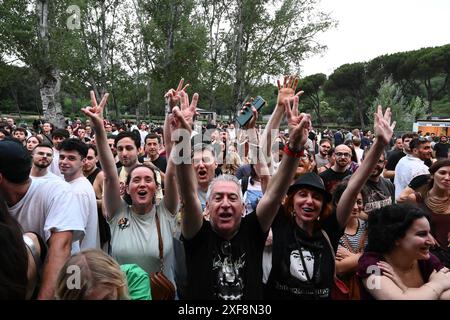 Rom, Italien. Juli 2024. Fans der Libertines treten am 1. Juli 2024 während der Tour 2024 im Villa Ada Estate 2024 in Rom auf. (Foto: Domenico Cippitelli/NurPhoto) Credit: NurPhoto SRL/Alamy Live News Stockfoto