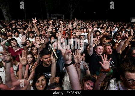 Rom, Italien. Juli 2024. Fans der Libertines treten am 1. Juli 2024 während der Tour 2024 im Villa Ada Estate 2024 in Rom auf. (Foto: Domenico Cippitelli/NurPhoto) Credit: NurPhoto SRL/Alamy Live News Stockfoto