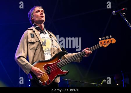 Rom, Italien. Juli 2024. John Hassall von den Libertines tritt am 1. Juli 2024 während der Tour 2024 im Villa Ada Estate in Rom auf. (Foto: Domenico Cippitelli/NurPhoto) Credit: NurPhoto SRL/Alamy Live News Stockfoto